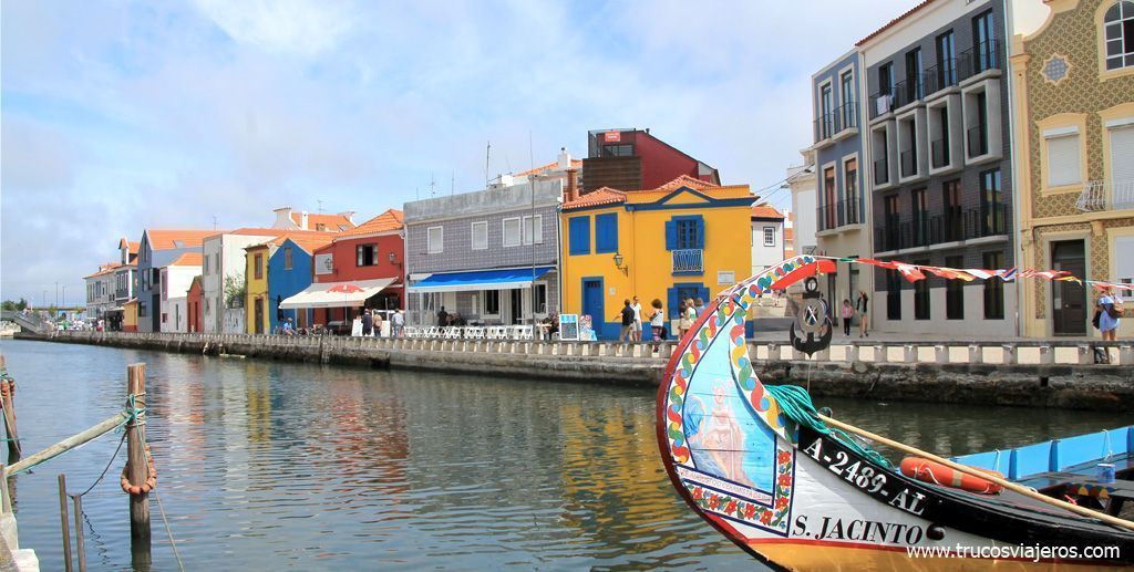 Canales de Aveiro y barco Moliceiro