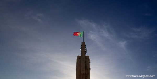Bandera de Portugal en la Torre do Relogio