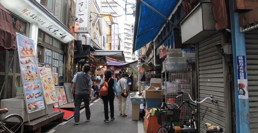 Puestos y restaurantes en Tsukiji Outer market Tokio