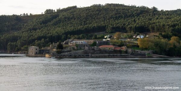 Castillo de San Felipe visto desde el Castillo de La Palma en Ferrol