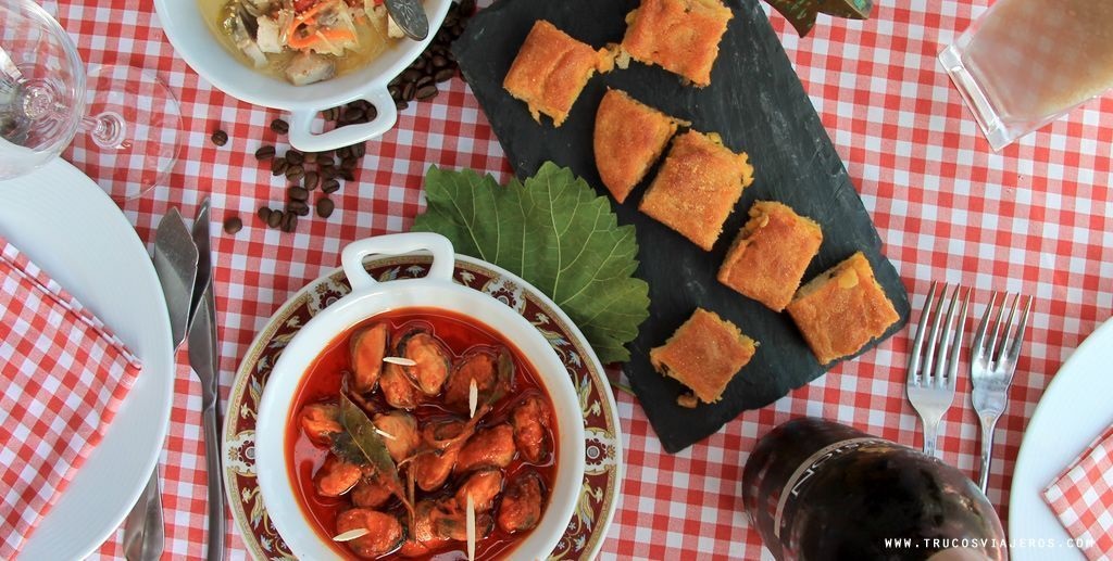 mejillones en escabeche y empanada de maiz