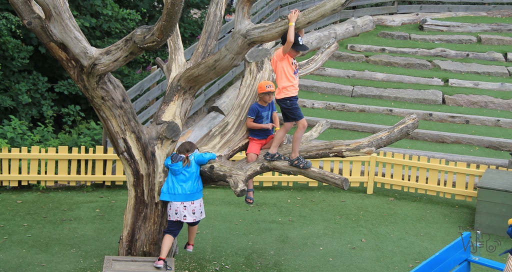 niños jugando en el parque de Astrid Lindgren
