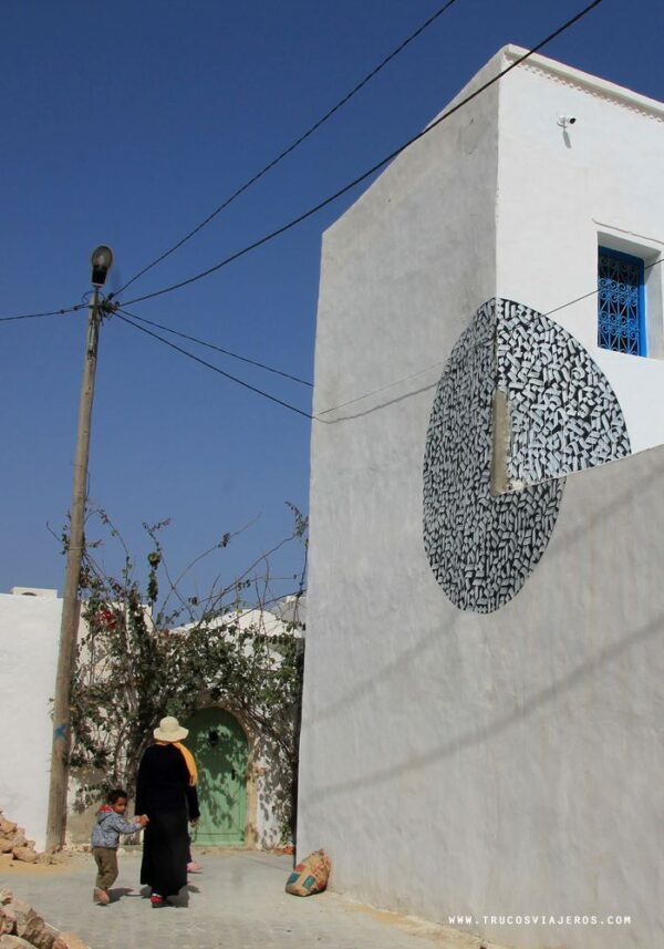 Round Calligrafic Street Art with people Tunisia