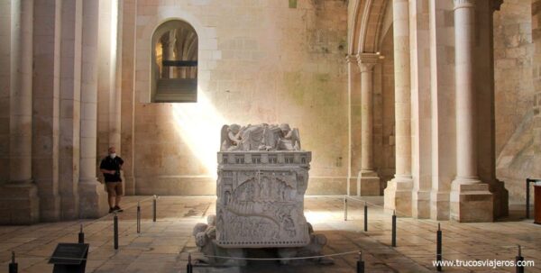 Tumba túmulo de Dona Inés Alcobaça