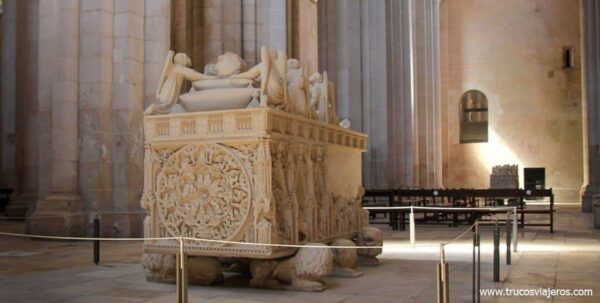 Tumbas de don Pedro y Doña Inés en Alcobaça